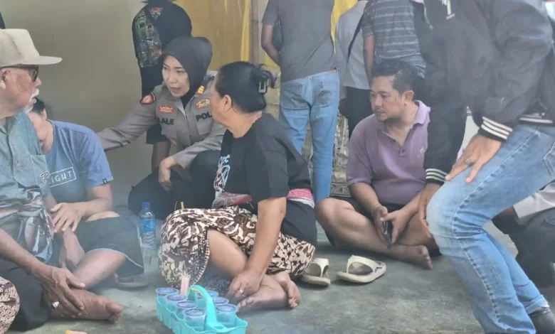 Anggota Kepolisian saat berkunjung ke rumah korban dan mengumpulkan keterangan keluarga, Selasa, 28 Juli 2026.