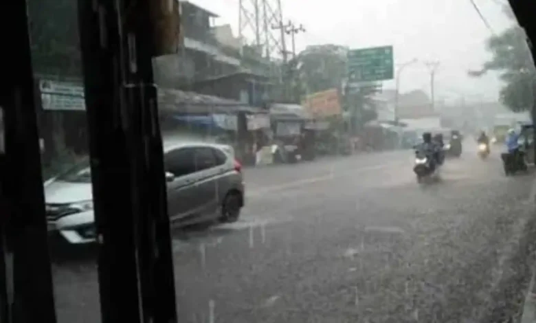 Hujan mengguyur wilayah Mataram beberapa waktu lalu sesuai prakiraan BMKG.