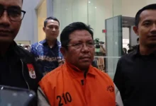 Bupati nonaktif Lombok Barat, Lalu Ahmad Zaini atau LAZ saat digiring oleh petugas KPK ke mobil tahanan, Juli 2026.