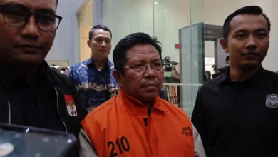 Bupati nonaktif Lombok Barat, Lalu Ahmad Zaini atau LAZ saat digiring oleh petugas KPK ke mobil tahanan, Juli 2026.