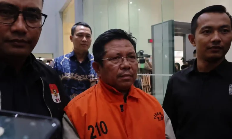 Bupati nonaktif Lombok Barat, Lalu Ahmad Zaini atau LAZ saat digiring oleh petugas KPK ke mobil tahanan, Juli 2026.