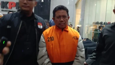 Bupati nonaktif Lombok Barat, Lalu Ahmad Zaini atau LAZ saat digiring oleh petugas KPK ke mobil tahanan, Juli 2026.