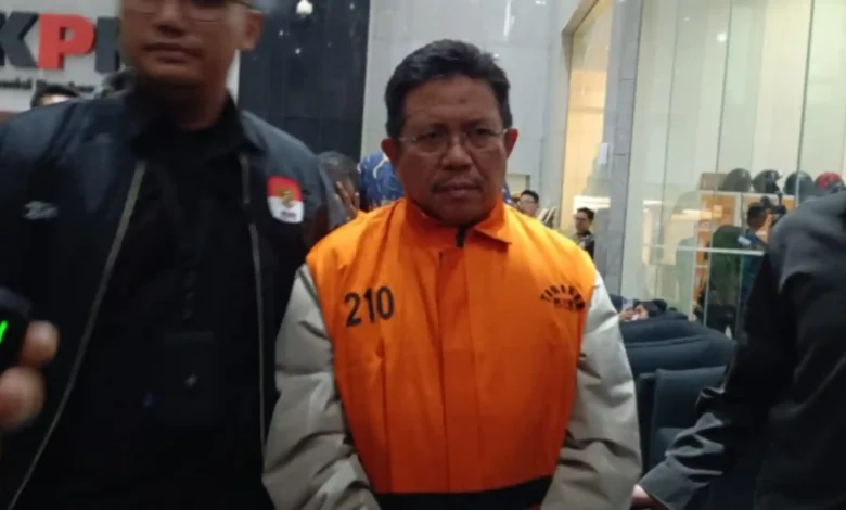 Bupati nonaktif Lombok Barat, Lalu Ahmad Zaini atau LAZ saat digiring oleh petugas KPK ke mobil tahanan, Juli 2026.