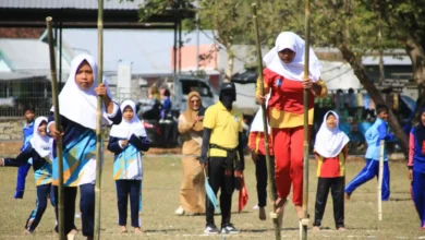 Pelajar SD mengikuti lomba egrang pada Pekan Kebudayaan Daerah (PKD) di Taliwang. Kemeriahan ajang ini menarik kunjungan warga hingga mendongkrak omzet pedagang UMKM.