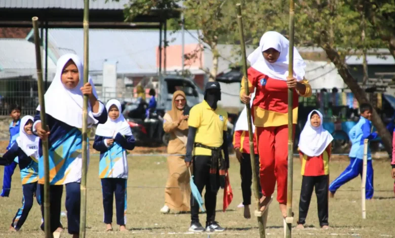 Pelajar SD mengikuti lomba egrang pada Pekan Kebudayaan Daerah (PKD) di Taliwang. Kemeriahan ajang ini menarik kunjungan warga hingga mendongkrak omzet pedagang UMKM.