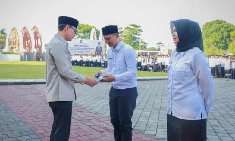 Penyerahan SK PPPK Paruh Waktu Kota Mataram, 18 Desember 2025.