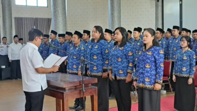 Bupati Sumbawa Barat, H. Amar Nurmansyah (kiri), melantik 132 pejabat fungsional di Gedung Graha Praja Sekretariat Daerah KSB, Rabu, 29 Juli 2026.