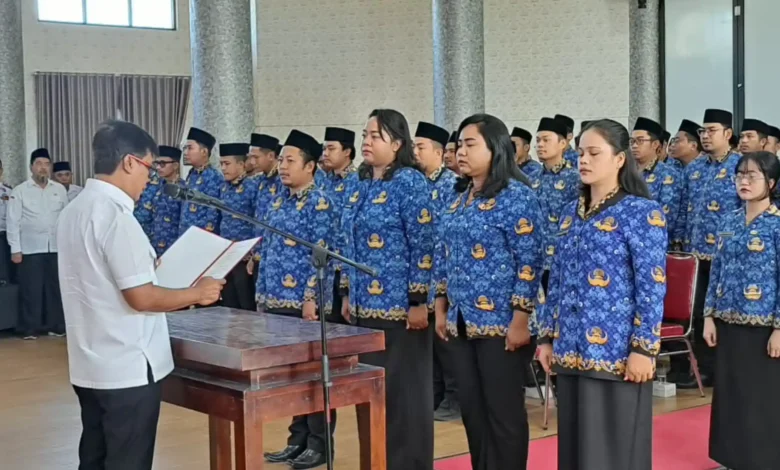 Bupati Sumbawa Barat, H. Amar Nurmansyah (kiri), melantik 132 pejabat fungsional di Gedung Graha Praja Sekretariat Daerah KSB, Rabu, 29 Juli 2026.