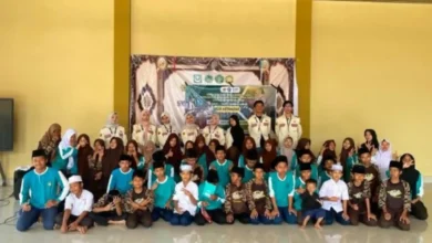 Suasana workshop daur ulang kertas mahasiswa KKN PMD Unram di wilayah Ketangga.