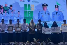 Sesi foto bersama penyerahan bantuan UMKM berdaya dalam Rakernis Baznas NTB untuk Program Mahyani dan Z-KUP di Hotel Astoria, Mataram, Rabu, 29 Juli 2026.