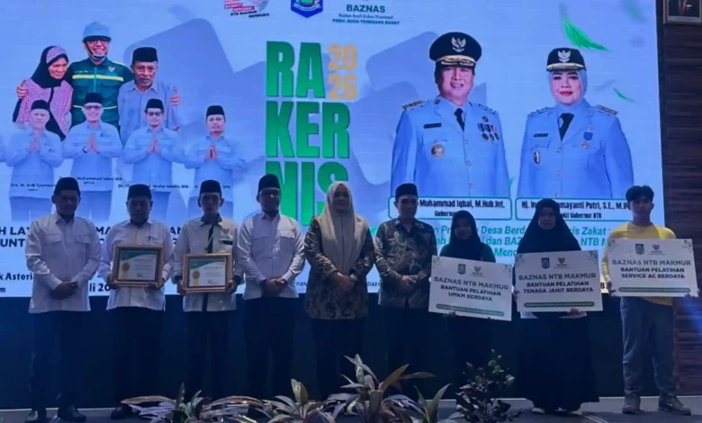 Sesi foto bersama penyerahan bantuan UMKM berdaya dalam Rakernis Baznas NTB untuk Program Mahyani dan Z-KUP di Hotel Astoria, Mataram, Rabu, 29 Juli 2026.