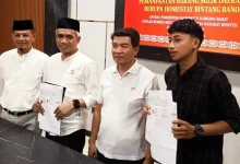 Kepala Disparpora KSB Nurdin Rahman S.E. (kiri), Sekretaris Daerah KSB drh. Hairul, M.M. (kedua dari kiri), bersama pengelola BUMDes menunjukkan dokumen PKS, Taliwang pada Jumat, 3 Juli 2026.