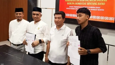 Kepala Disparpora KSB Nurdin Rahman S.E. (kiri), Sekretaris Daerah KSB drh. Hairul, M.M. (kedua dari kiri), bersama pengelola BUMDes menunjukkan dokumen PKS, Taliwang pada Jumat, 3 Juli 2026.
