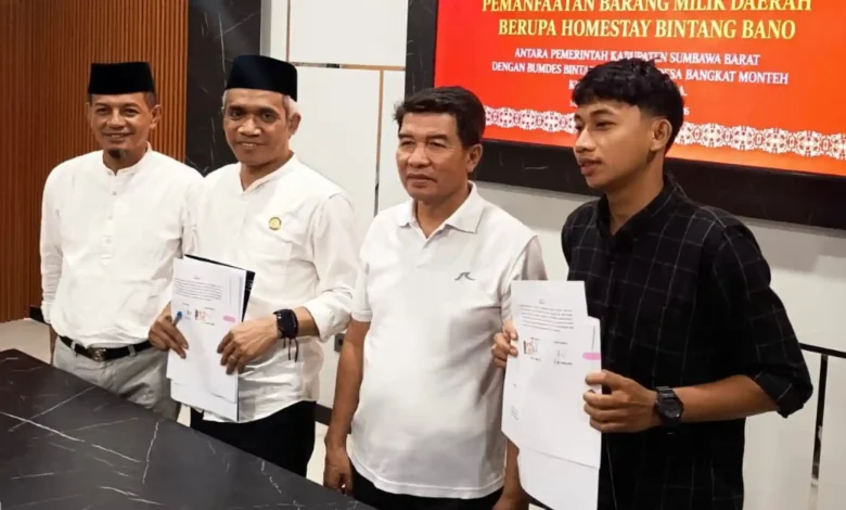 Kepala Disparpora KSB Nurdin Rahman S.E. (kiri), Sekretaris Daerah KSB drh. Hairul, M.M. (kedua dari kiri), bersama pengelola BUMDes menunjukkan dokumen PKS, Taliwang pada Jumat, 3 Juli 2026.