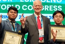 Ardhika Rizky Ramadhan (kiri) dan Fathurahman Yazid Tabrani (kanan) saat mendapatkan penghargaan CIGR di Italia.