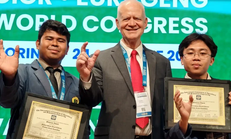 Ardhika Rizky Ramadhan (kiri) dan Fathurahman Yazid Tabrani (kanan) saat mendapatkan penghargaan CIGR di Italia.