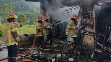 Petugas pemadam kebakaran saat melakukan pemadaman di sebuah rumah kios di Desa Kuripan Selatan, Lombok Barat pada Minggu, 5 Juli 2026.
