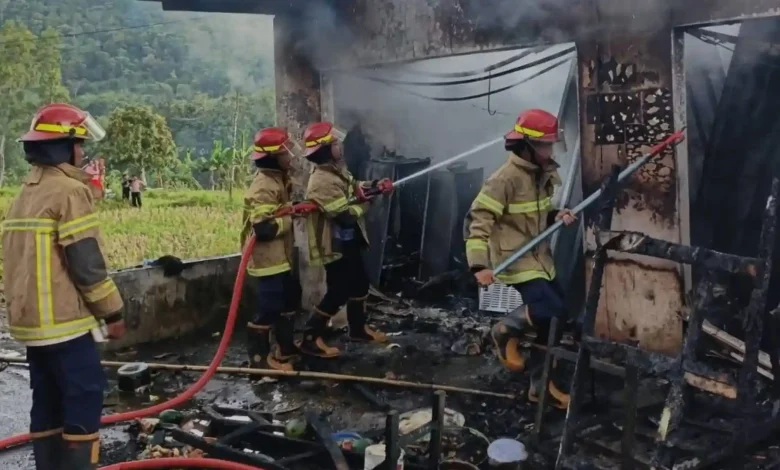 Petugas pemadam kebakaran saat melakukan pemadaman di sebuah rumah kios di Desa Kuripan Selatan, Lombok Barat pada Minggu, 5 Juli 2026.