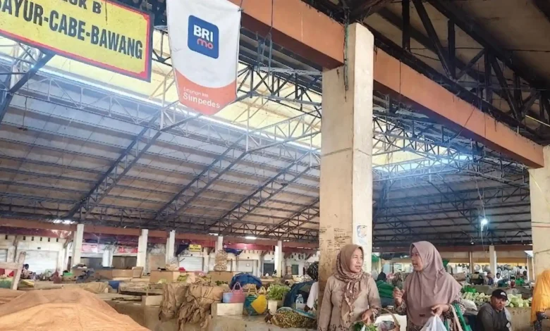 Aktivitas perdagangan di Pasar Mandalika, Bertais tampak sepi pengunjung.