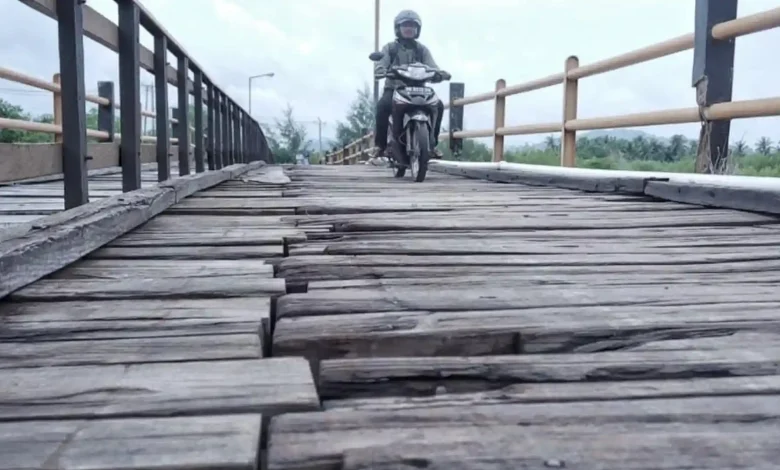 Kondisi kayu di Jembatan Cemara, Lembar Selatan yang sudah mulai lapuk pada Februari 2026.