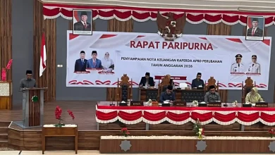 Bupati Sumbawa Barat H. Amar Nurmansyah (kiri) menyampaikan nota keuangan dalam Rapat Paripurna DPRD terkait Raperda APBD Perubahan Tahun Anggaran 2026 di Gedung DPRD Sumbawa Barat, Senin, 6 Juli 2026.