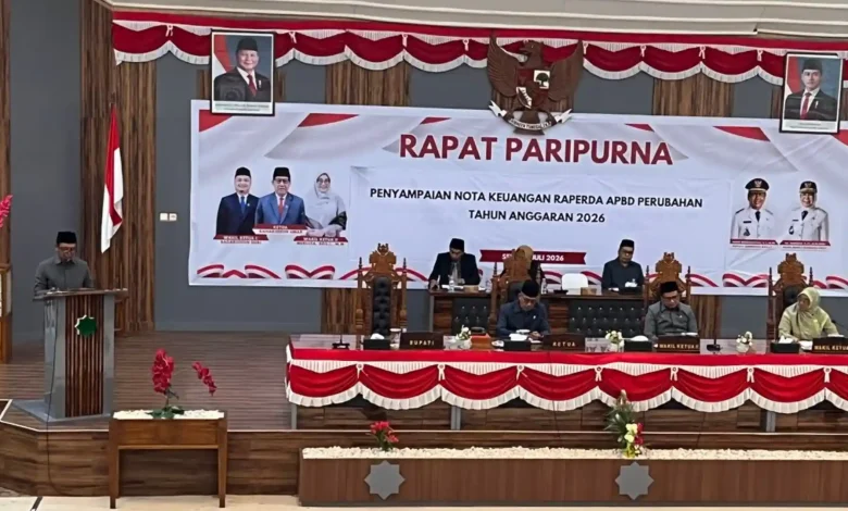 Bupati Sumbawa Barat H. Amar Nurmansyah (kiri) menyampaikan nota keuangan dalam Rapat Paripurna DPRD terkait Raperda APBD Perubahan Tahun Anggaran 2026 di Gedung DPRD Sumbawa Barat, Senin, 6 Juli 2026.