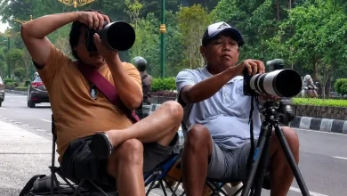 Street photographer di Jalan Udayana, Mataram, tengah membidik objek foto pada Agustus 2025.