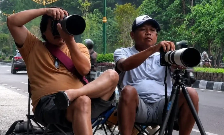 Street photographer di Jalan Udayana, Mataram, tengah membidik objek foto pada Agustus 2025.