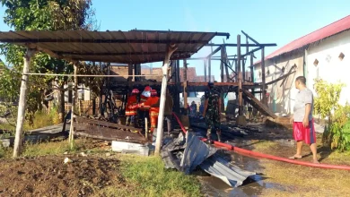 Api menghanguskan satu unit rumah panggung milik warga Kelurahan Bugis, Taliwang, Sumbawa Barat, Selasa pagi, 7 Juli 2026 sekitar pukul 07.43 Wita.