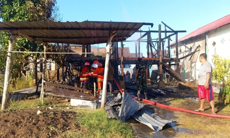 Api menghanguskan satu unit rumah panggung milik warga Kelurahan Bugis, Taliwang, Sumbawa Barat, Selasa pagi, 7 Juli 2026 sekitar pukul 07.43 Wita.