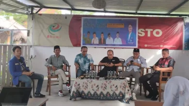 Diskusi Publik yang diadakan oleh PKC PMII Bali Nusra dan dihadiri Anggota DPRD NTB Fraksi PPR, Raden Nuna Abriadi (kedua dari kanan) dan Anggota DPRD NTB Fraksi PKB, Akhdiansyah (keempat dari kanan) yang memperdebatkan masalah Pilkada langsung atau melalui DPRD, 20 Januari 2026.