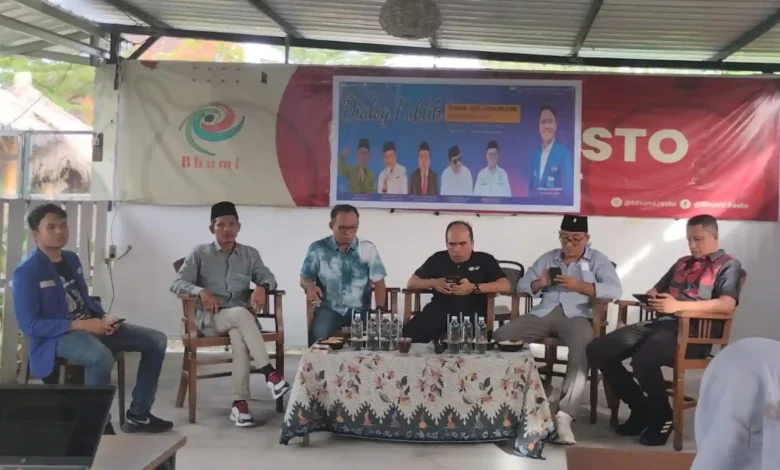 Diskusi Publik yang diadakan oleh PKC PMII Bali Nusra dan dihadiri Anggota DPRD NTB Fraksi PPR, Raden Nuna Abriadi (kedua dari kanan) dan Anggota DPRD NTB Fraksi PKB, Akhdiansyah (keempat dari kanan) yang memperdebatkan masalah Pilkada langsung atau melalui DPRD, 20 Januari 2026.