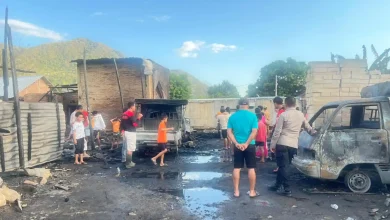 Kerangka kendaraan roda empat dan barang dagangan berbahan plastik milik korban hangus terbakar dalam musibah kebakaran di Kelurahan Telaga Bertong, Taliwang, Senin, 6 Juli 2026.