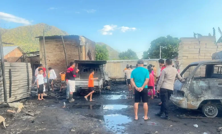 Kerangka kendaraan roda empat dan barang dagangan berbahan plastik milik korban hangus terbakar dalam musibah kebakaran di Kelurahan Telaga Bertong, Taliwang, Senin, 6 Juli 2026.