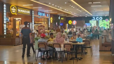 Pengunjung memadati sejumlah restoran di Pusat Perbelanjaan Kota Mataram, Lombok Epicentrum Mall.