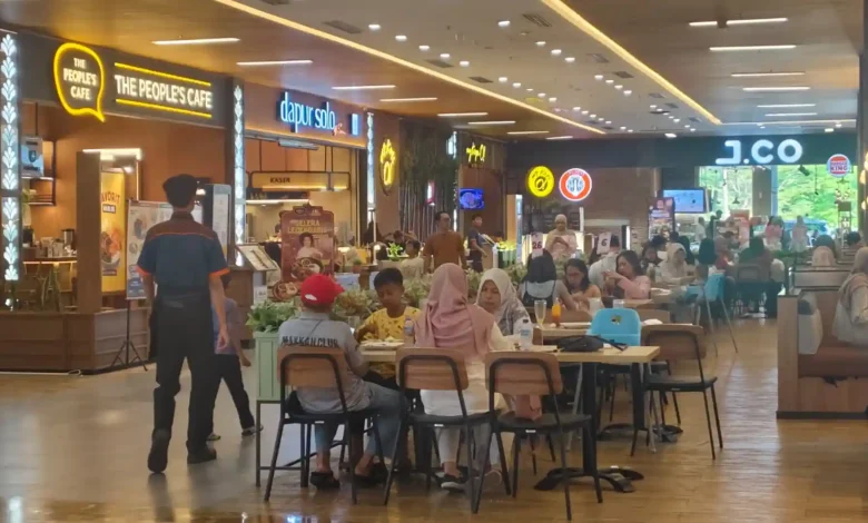 Pengunjung memadati sejumlah restoran di Pusat Perbelanjaan Kota Mataram, Lombok Epicentrum Mall.