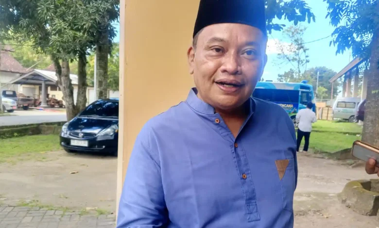 Kepala Dinas Sosial Pemberdayaan Perempuan dan Perlindungan Anak (Dinsos P3A) Lombok Barat, Arif Suryawirawan saat diwawancarai NTBSatu beberapa waktu yang lalu.