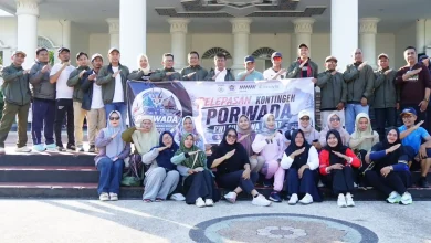 Bupati Sumbawa Barat H. Amar Nurmansyah (tengah) foto bersama Kontingen PWI KSB pada Jumat, 26 Juni 2026.