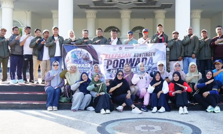 Bupati Sumbawa Barat H. Amar Nurmansyah (tengah) foto bersama Kontingen PWI KSB pada Jumat, 26 Juni 2026.