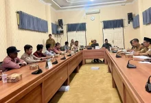 Sejumlah warga pemilik lahan didampingi Front Pemuda Taliwang (FPT) bersama Kepala Bappeda, Kepala Dinas PUPR, dan Bagian Hukum Setda KSB menghadiri Rapat Dengar Pendapat Umum (RDPU) Komisi III di Ruang Rapat Banggar Gedung DPRD Kabupaten Sumbawa Barat, Selasa, 7 Juli 2026.