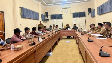 Sejumlah warga pemilik lahan didampingi Front Pemuda Taliwang (FPT) bersama Kepala Bappeda, Kepala Dinas PUPR, dan Bagian Hukum Setda KSB menghadiri Rapat Dengar Pendapat Umum (RDPU) Komisi III di Ruang Rapat Banggar Gedung DPRD Kabupaten Sumbawa Barat, Selasa, 7 Juli 2026.