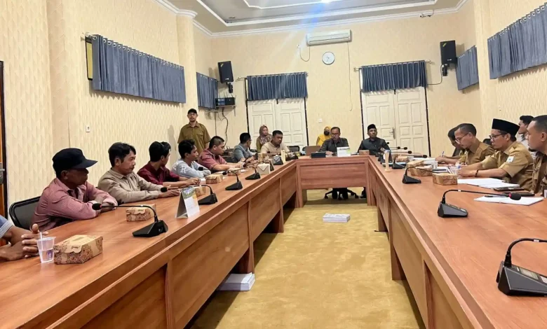 Sejumlah warga pemilik lahan didampingi Front Pemuda Taliwang (FPT) bersama Kepala Bappeda, Kepala Dinas PUPR, dan Bagian Hukum Setda KSB menghadiri Rapat Dengar Pendapat Umum (RDPU) Komisi III di Ruang Rapat Banggar Gedung DPRD Kabupaten Sumbawa Barat, Selasa, 7 Juli 2026.