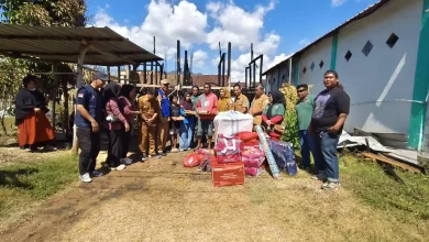 Jajaran Pemerintah Kabupaten Sumbawa Barat bersama tim relawan Tagana menyalurkan bantuan logistik darurat kepada korban kebakaran di Kelurahan Telaga Bertong dan Kelurahan Bugis, Selasa, 7 Juli 2026.