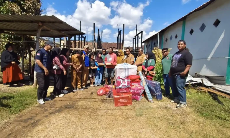 Jajaran Pemerintah Kabupaten Sumbawa Barat bersama tim relawan Tagana menyalurkan bantuan logistik darurat kepada korban kebakaran di Kelurahan Telaga Bertong dan Kelurahan Bugis, Selasa, 7 Juli 2026.