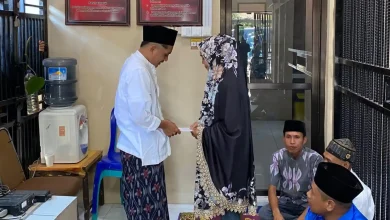 Pasangan yang melangsungkan pernikahan di Polres Lombok Timur pada Selasa, 7 Juli 2026.
