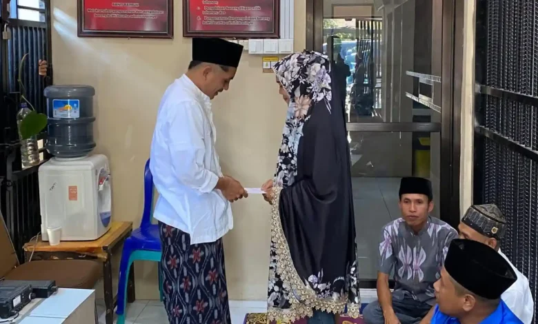 Pasangan yang melangsungkan pernikahan di Polres Lombok Timur pada Selasa, 7 Juli 2026.