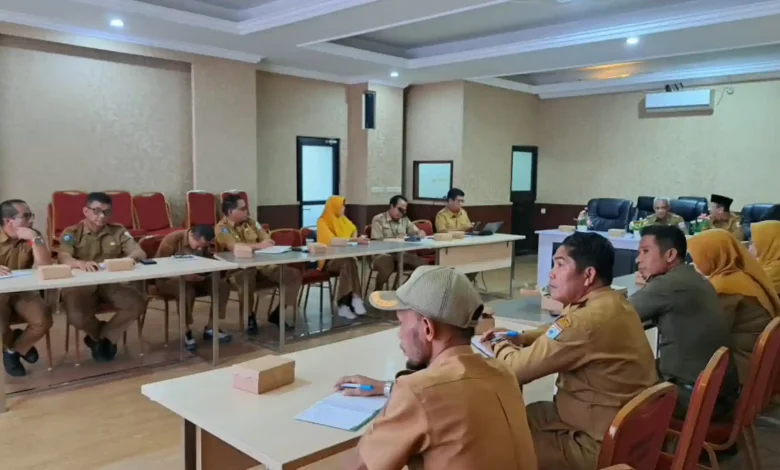 Jajaran pejabat Pemkab Sumbawa Barat mematangkan konsep Car Free Night Taliwang dalam rapat koordinasi di Ruang Gili Kenawa, Selasa, 7 Juli 2026.