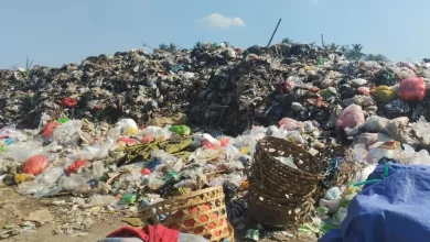 Gunungan sampah yang mengendap hingga padat dan berbau di Pasar Gunung Sari dan dikeluhkan warga karena sebabkan air banjir berbau, Rabu, 8 Juli 2026.
