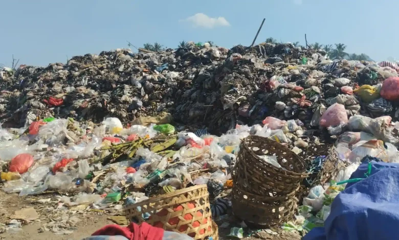 Gunungan sampah yang mengendap hingga padat dan berbau di Pasar Gunung Sari dan dikeluhkan warga karena sebabkan air banjir berbau, Rabu, 8 Juli 2026.