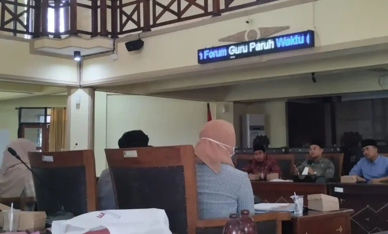 DPRD Lombok Barat menggelar hearing bersama Forum Guru Paruh Waktu Lombok Barat yang mewakili 31 calon PPPK yang belum menerima Nomor Induk Pegawai (NIP), Juni 2026.